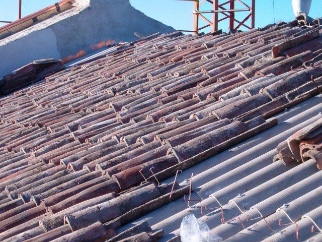 particular laying roofing with a fixed roof hook