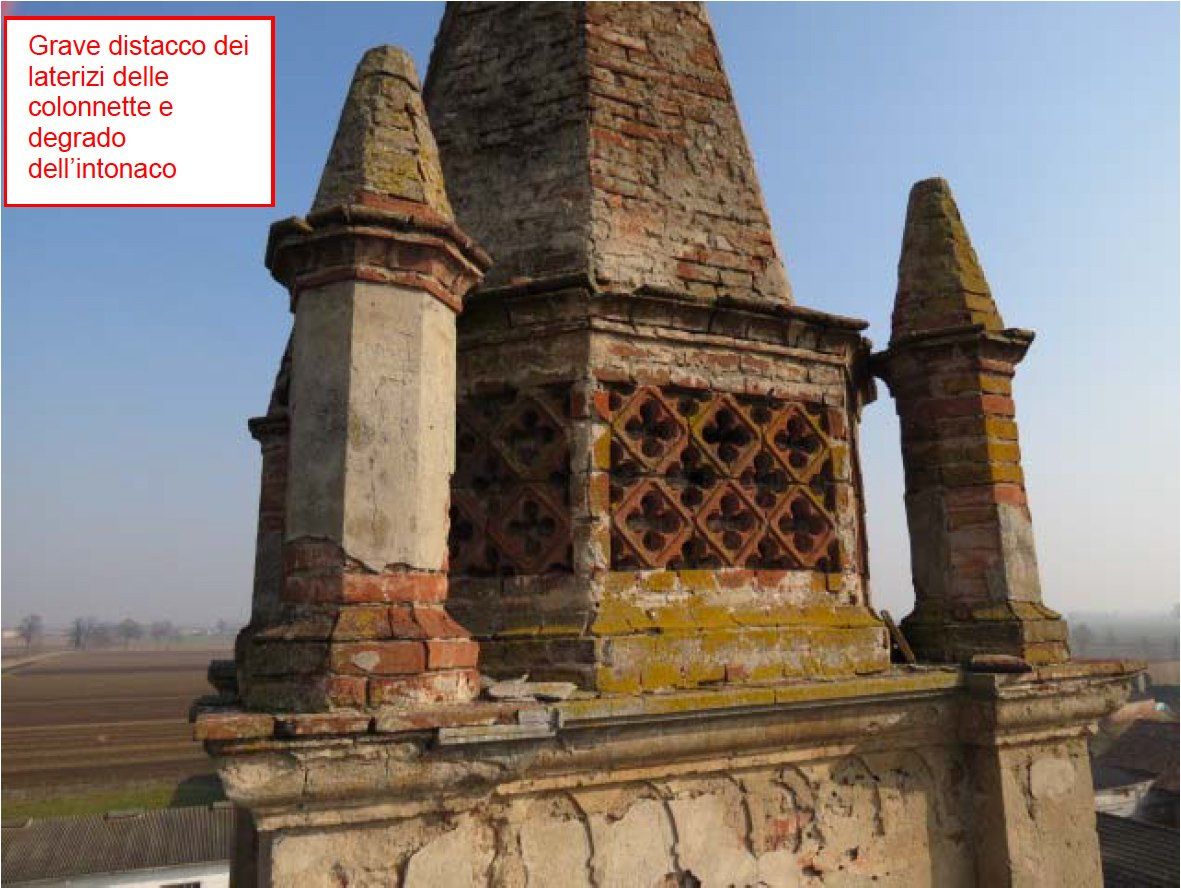 Details of the degradation of plaster and masonry of the columns in the upper part of the bell tower