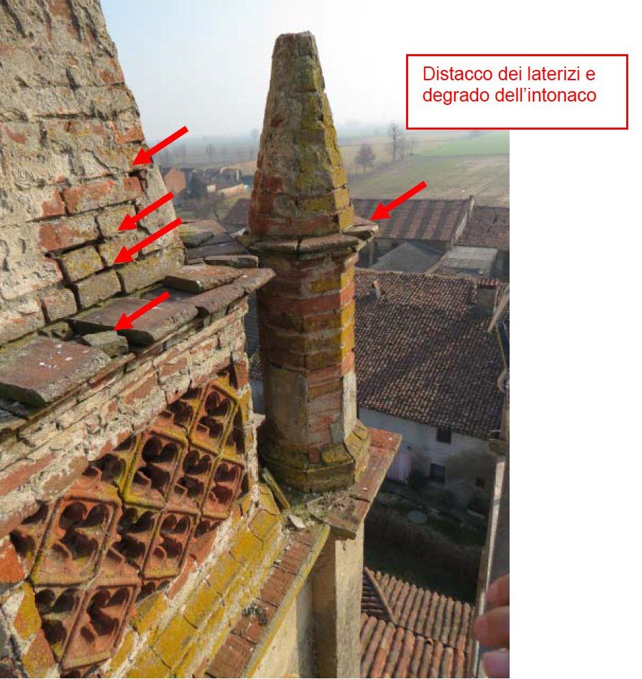 View of the spire and column with highlighted separation of the brick elements