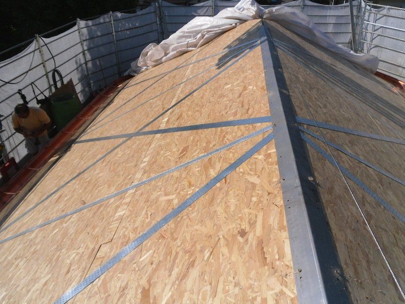 original planking reinforced with a layer in OSB panels, bracing elements and floor connections
