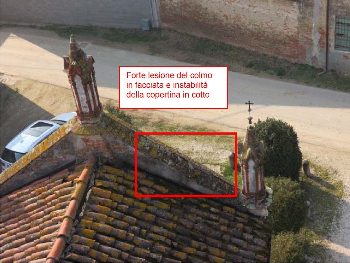 Injury on the ridge of the masonry on the façade