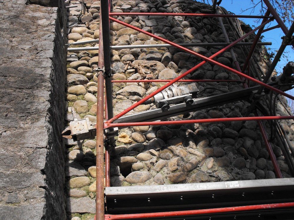 Execution of passive anchor tie-rods for the temporary safety belts
