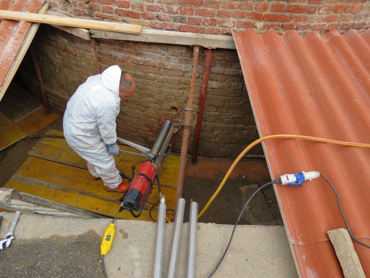 crack cracking pattern: lesion in the apse dome