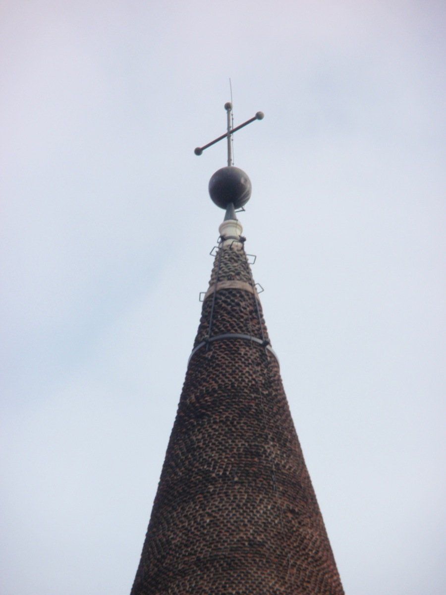 Detail view of the pointed spire with hoops of confinement of the vertical staples