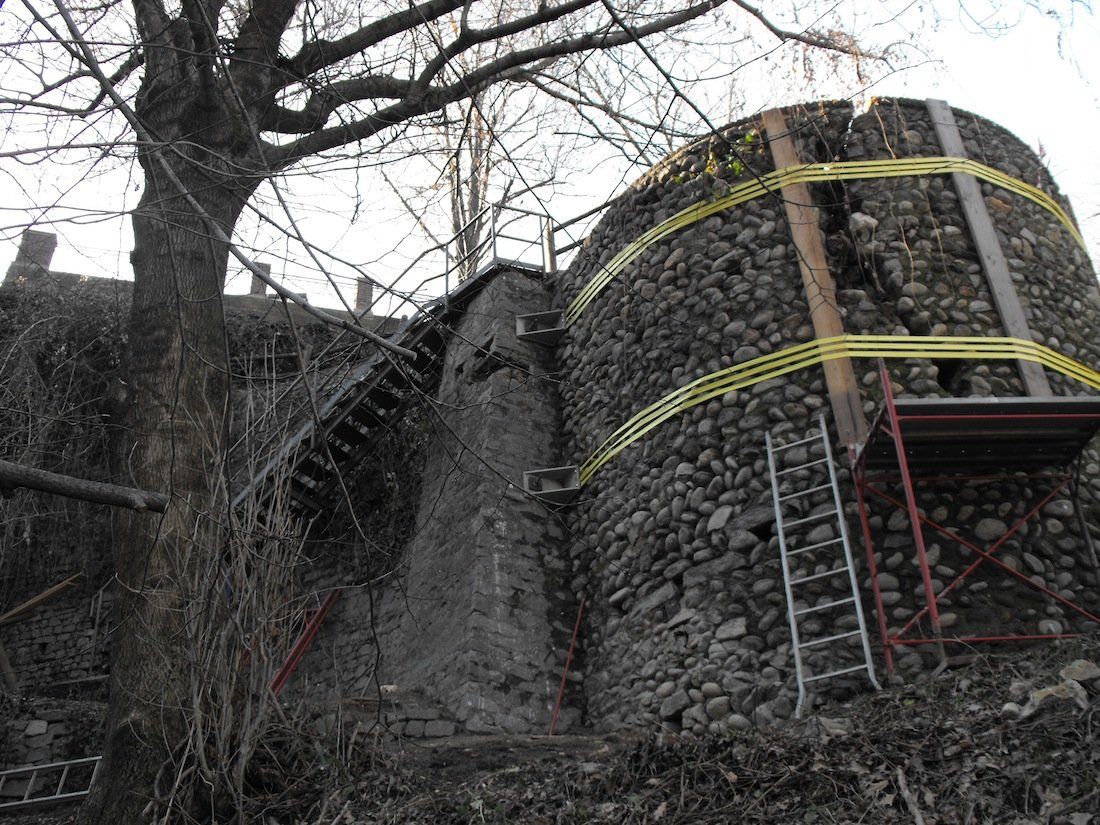 Securing the tower with circling belts and wooden dividers
