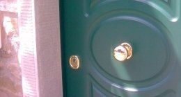 dettaglio di portoncino blindato verde