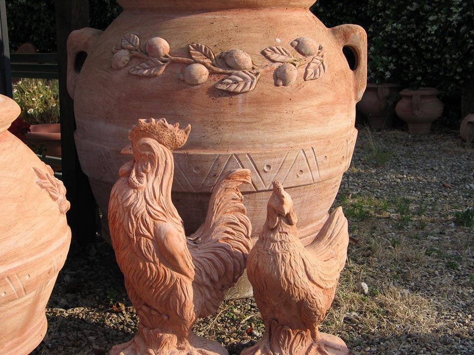 gallo e gallina in terracotta