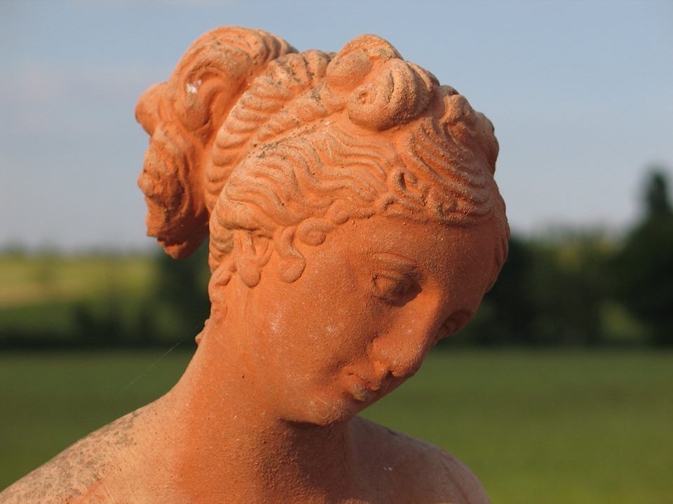 statua di donna in terracotta