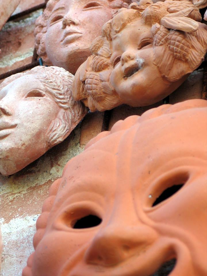 maschere in terracotta