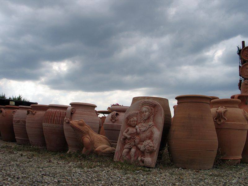 outdoor terracotta jars