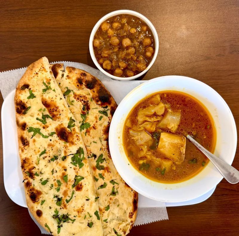 Halal curry with chickpeas and naan bread.