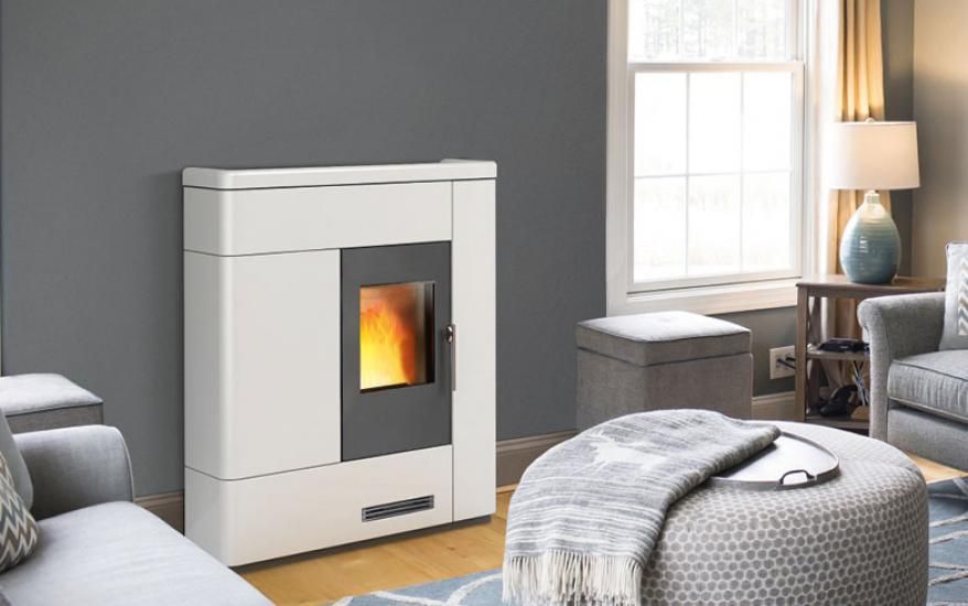 moderna stufa a pellet in zona living