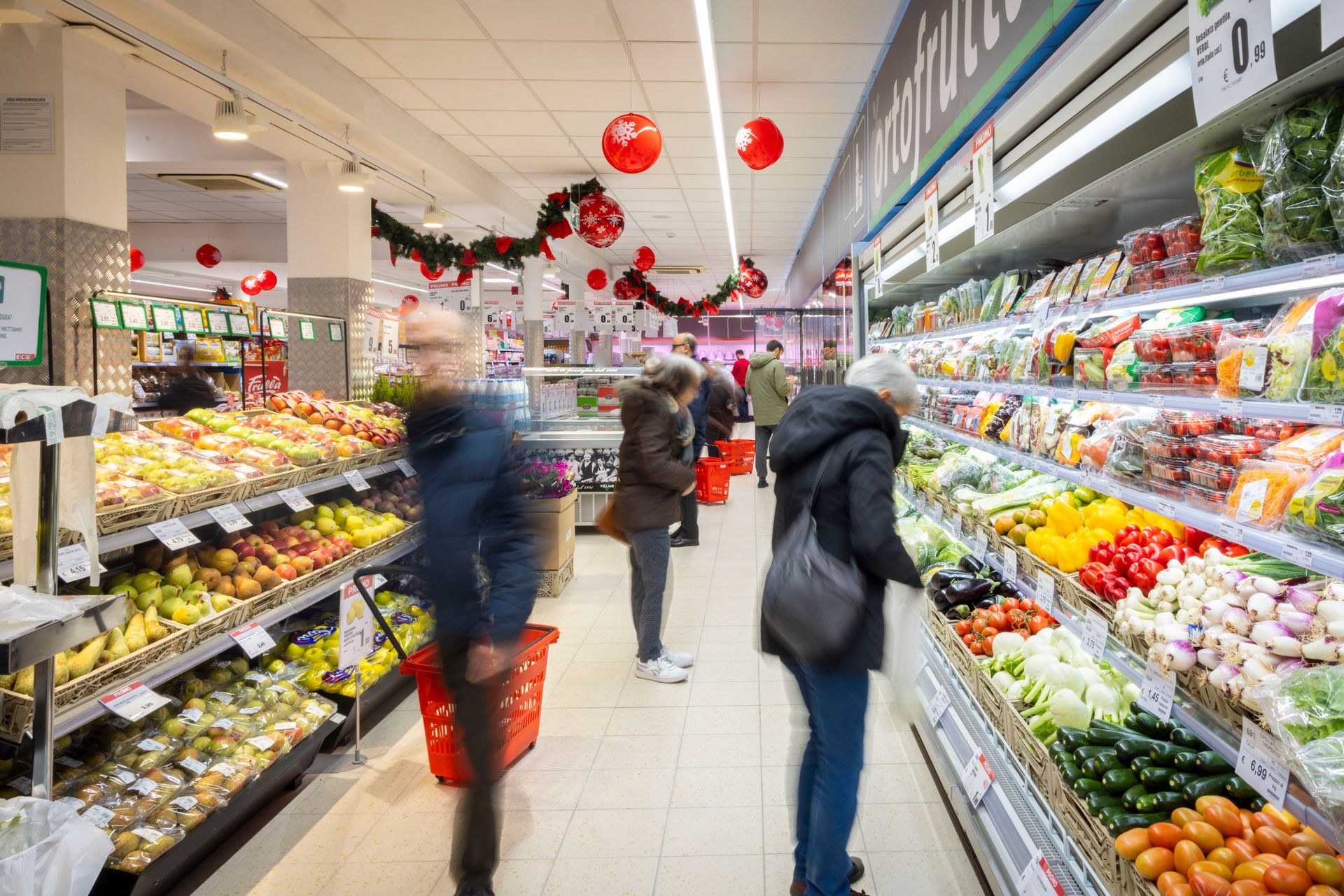 Un gruppo di persone sta facendo la spesa in un supermercato ECU