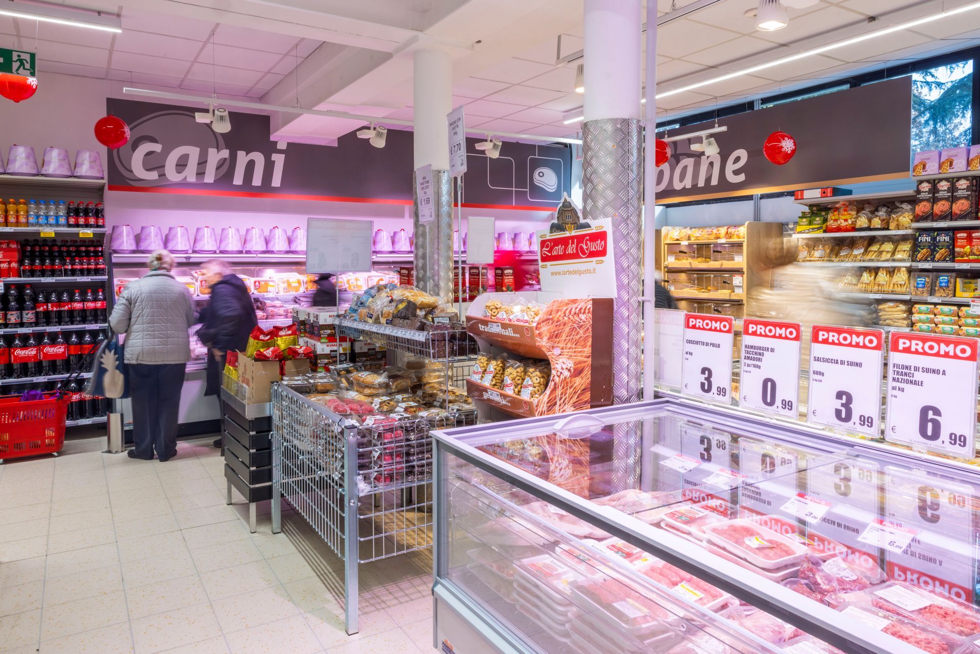 Un paio di persone stanno facendo la spesa in un supermercato ECU