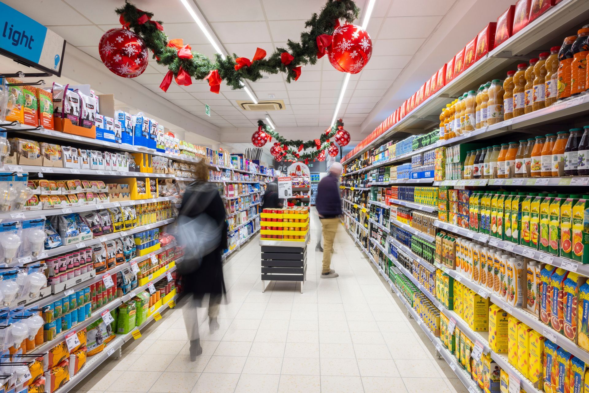 La gente fa la spesa in un supermercato ECU