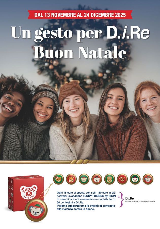 Poster: gruppo di persone sorridenti; corona di Natale; scatola regalo; testo in italiano.