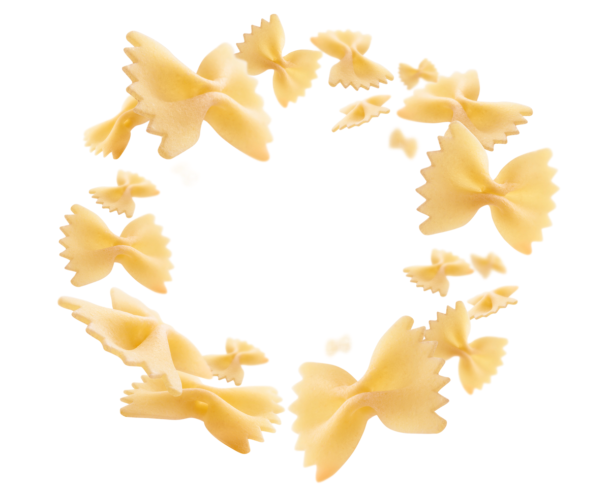 Un cerchio di farfalle di pasta su uno sfondo bianco.