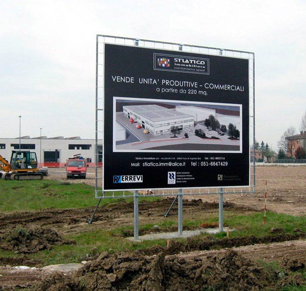 cartellone pubblicitario per viaggiatori su strada