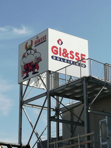 insegna alta quadrata