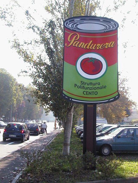 insegna verticale su ciglio della strada