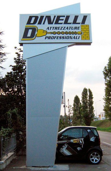 insegna di negozio alta con supporto verticale