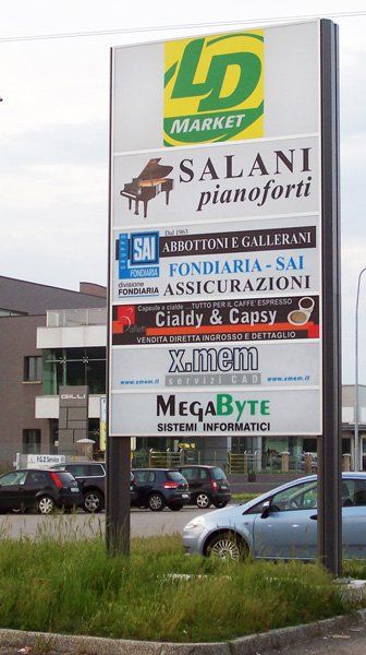 cartellone con funzione insegna esterna