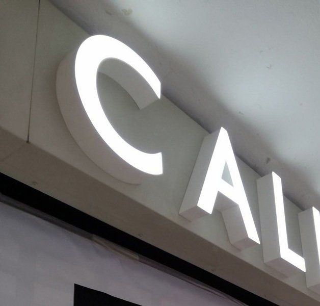 insegna luminosa negozio