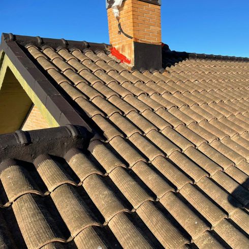 limpieza de tejado y arreglo de fisuras y goteras en vivienda unifamiliar en Terrassa