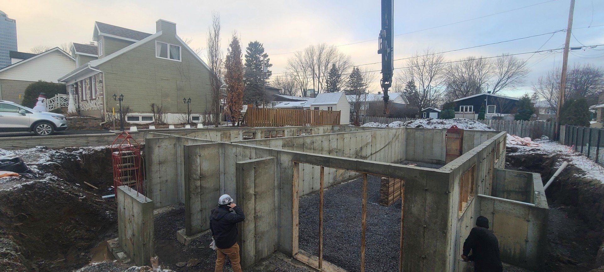 Un homme se tient devant un immeuble en construction.