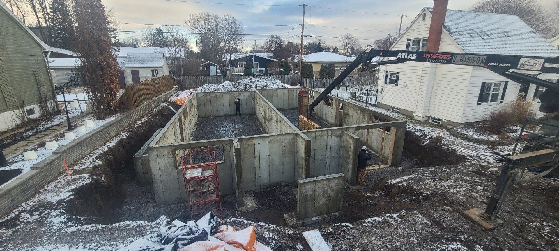 Une photo d'une maison en construction dans la neige.