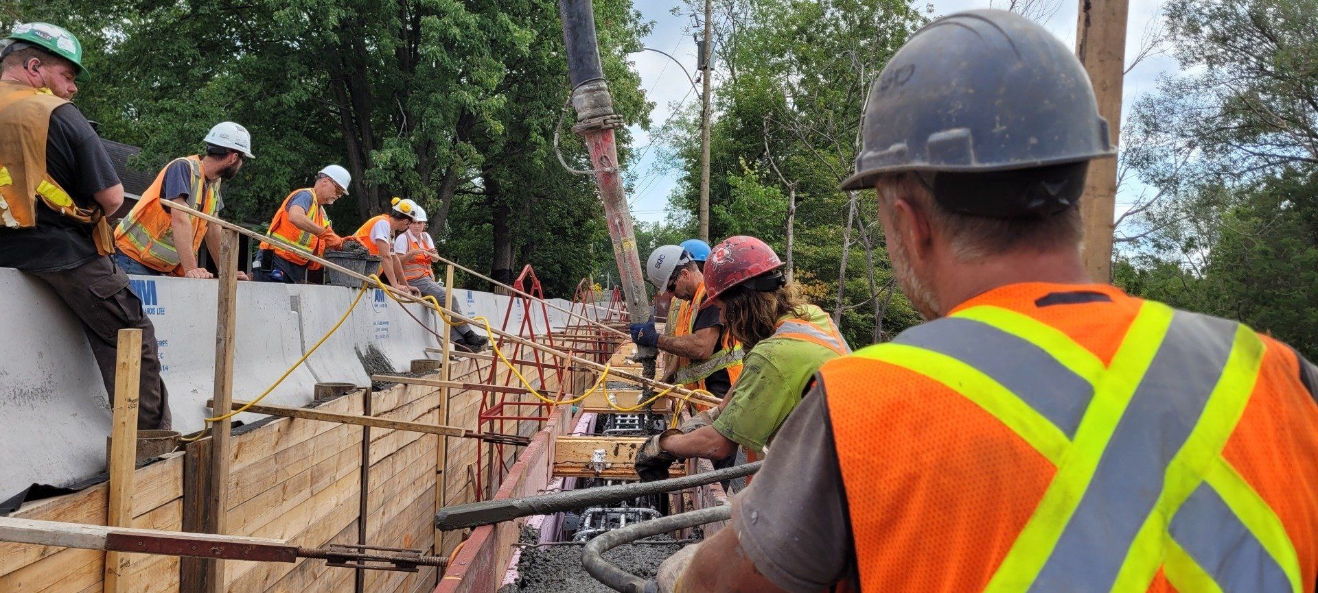 Un groupe d'ouvriers du bâtiment travaillent sur un chantier de construction.