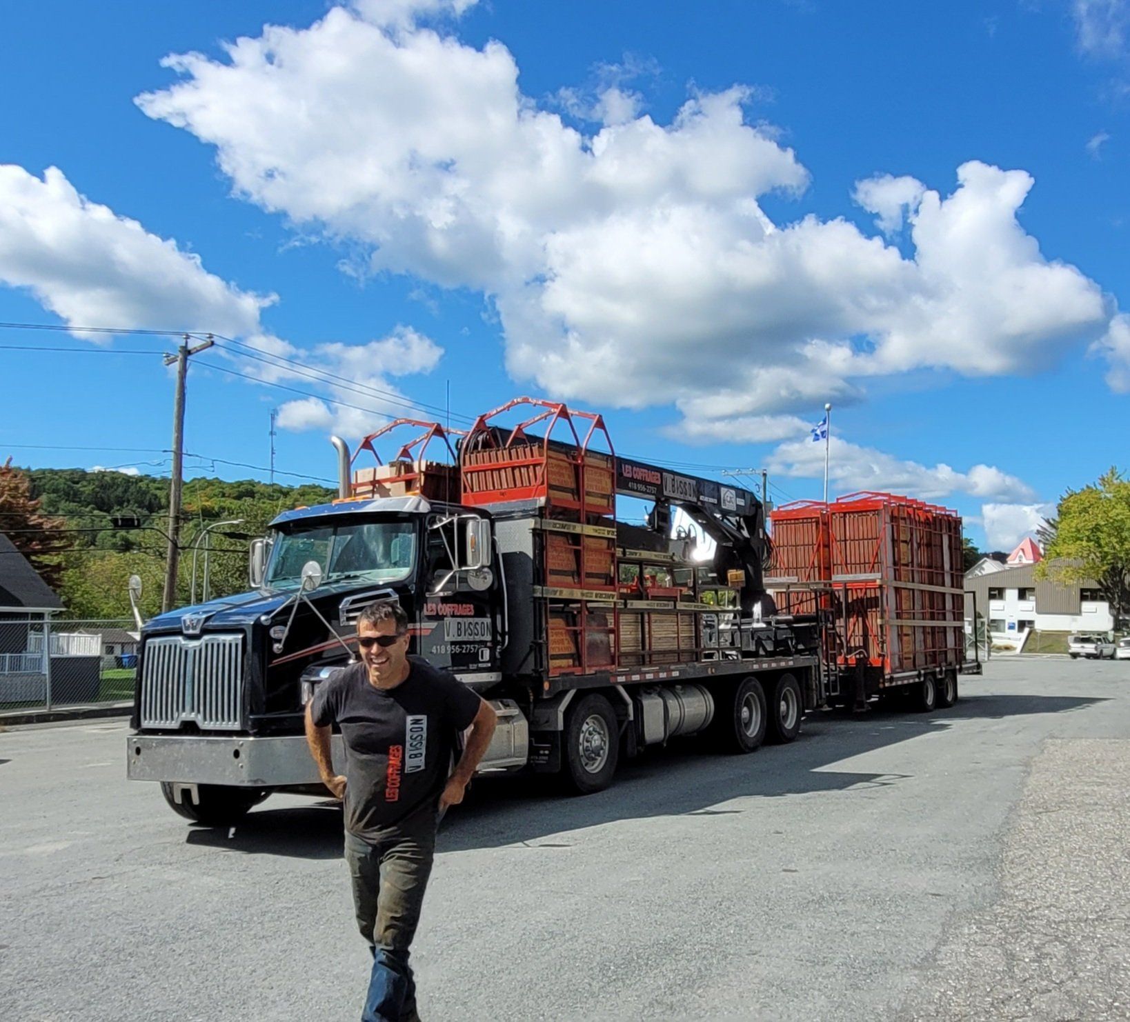Un homme marche devant un camion qui dit titan sur le côté