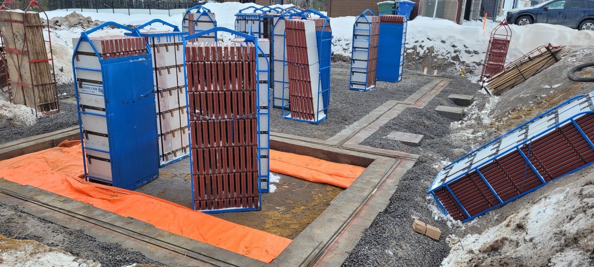 Un groupe de boîtes bleues se trouve au sommet d’un tas de terre.