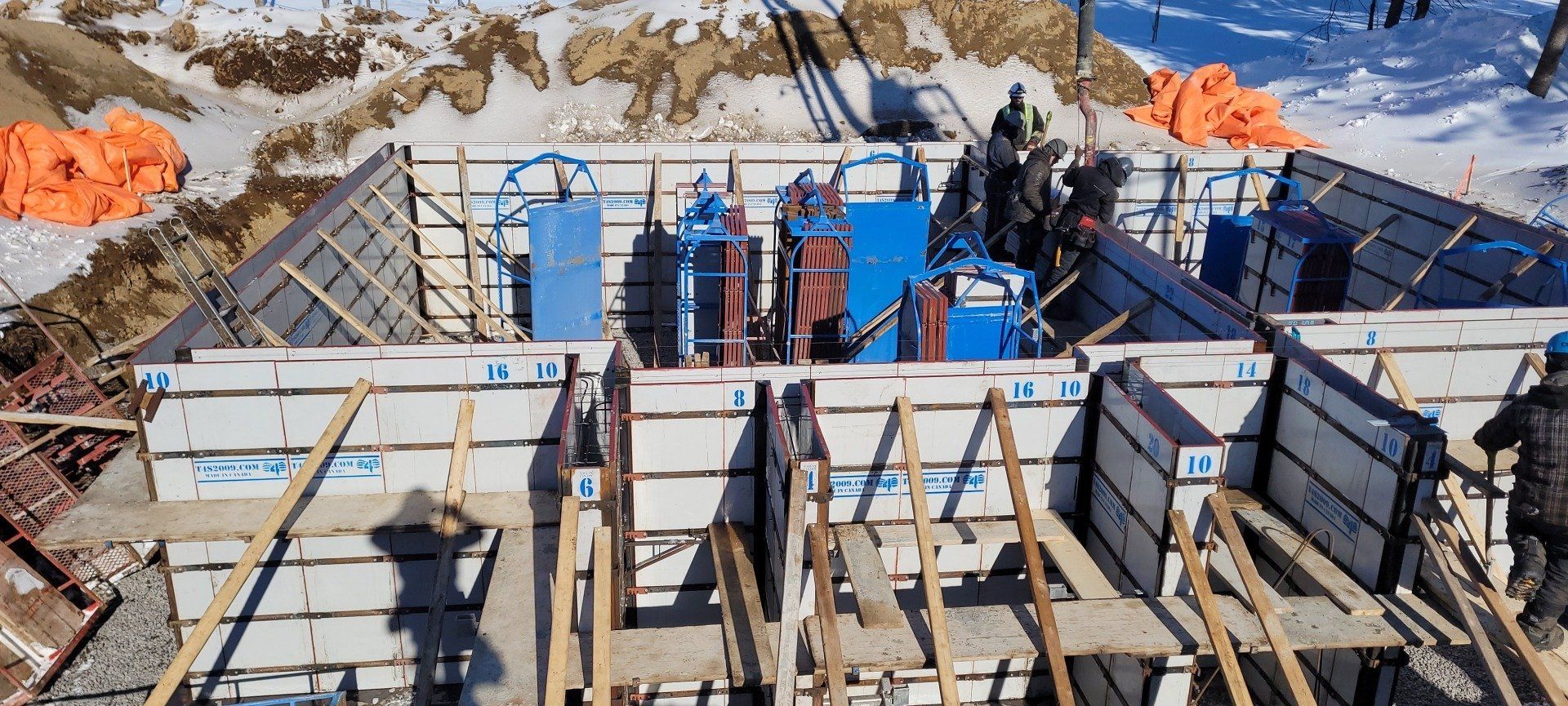 Un groupe de personnes travaillent sur un chantier de construction.