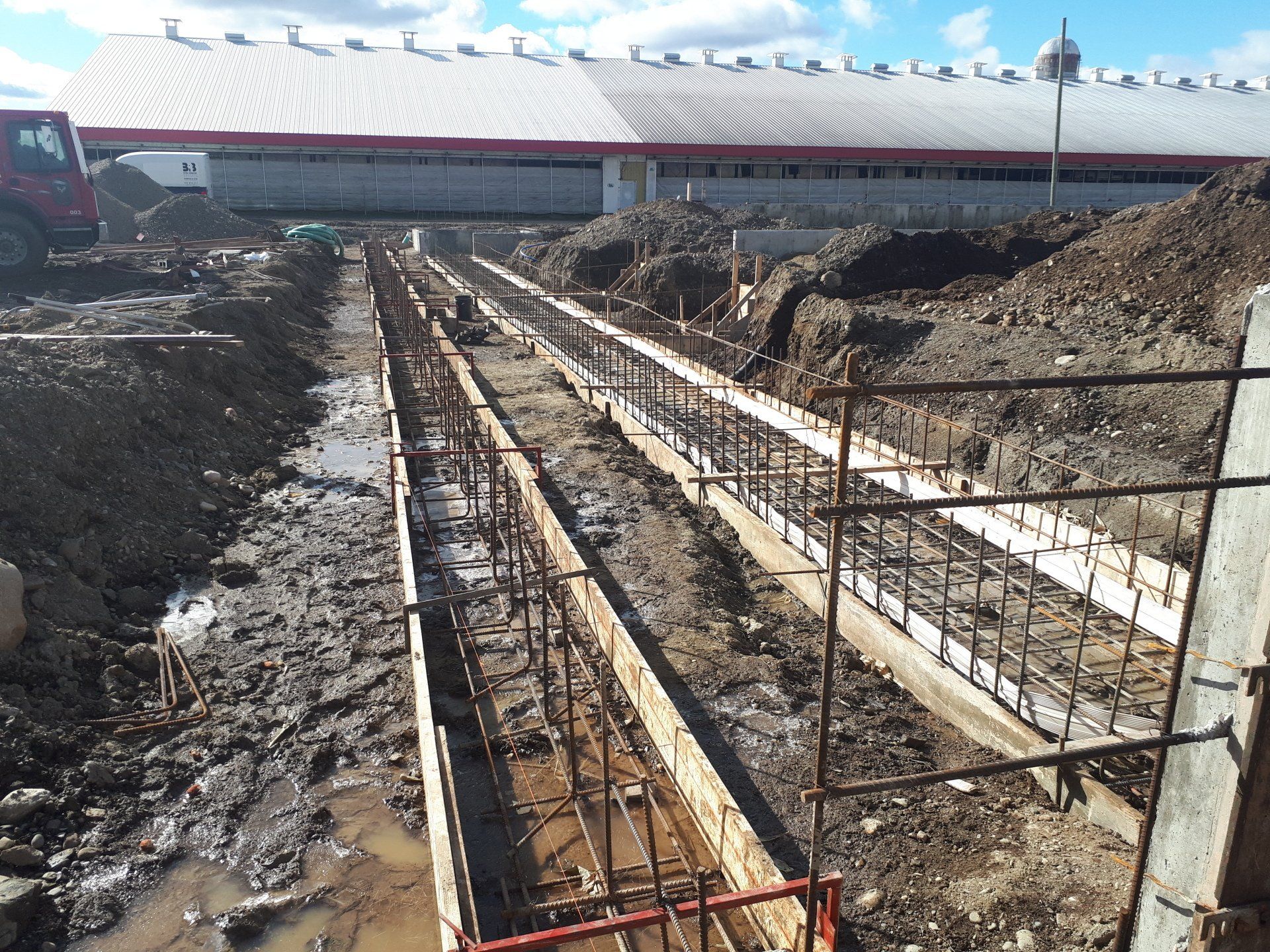 Un chantier de construction avec un grand bâtiment en arrière-plan