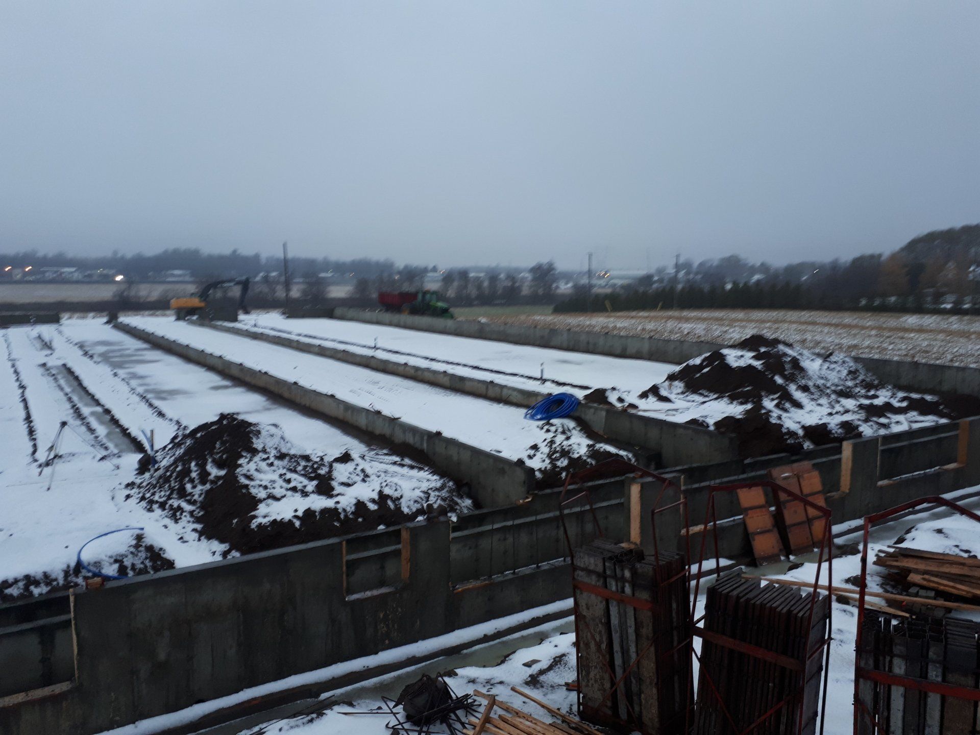 Un chantier de construction avec beaucoup de neige au sol