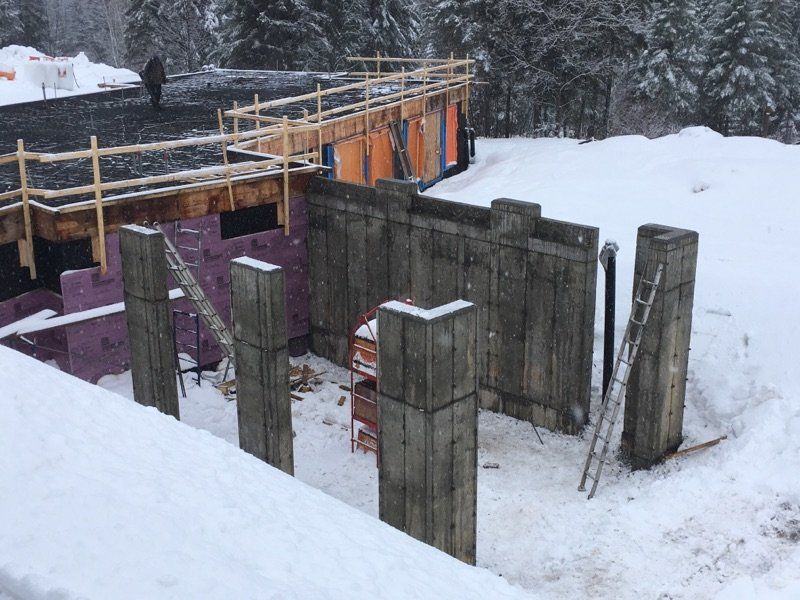 Un chantier de construction avec beaucoup de neige au sol
