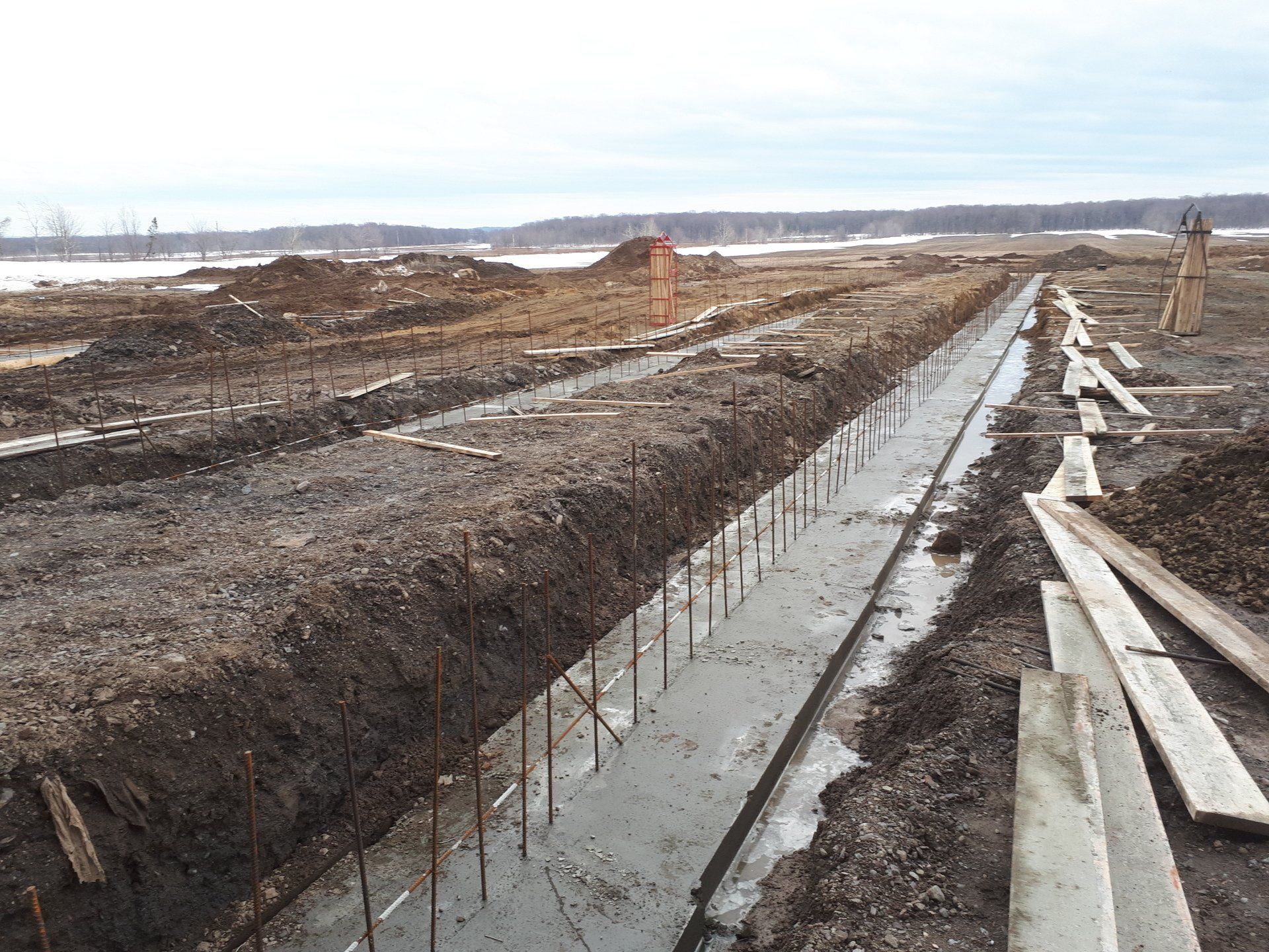 Un chantier de construction avec beaucoup de saleté et d'eau.
