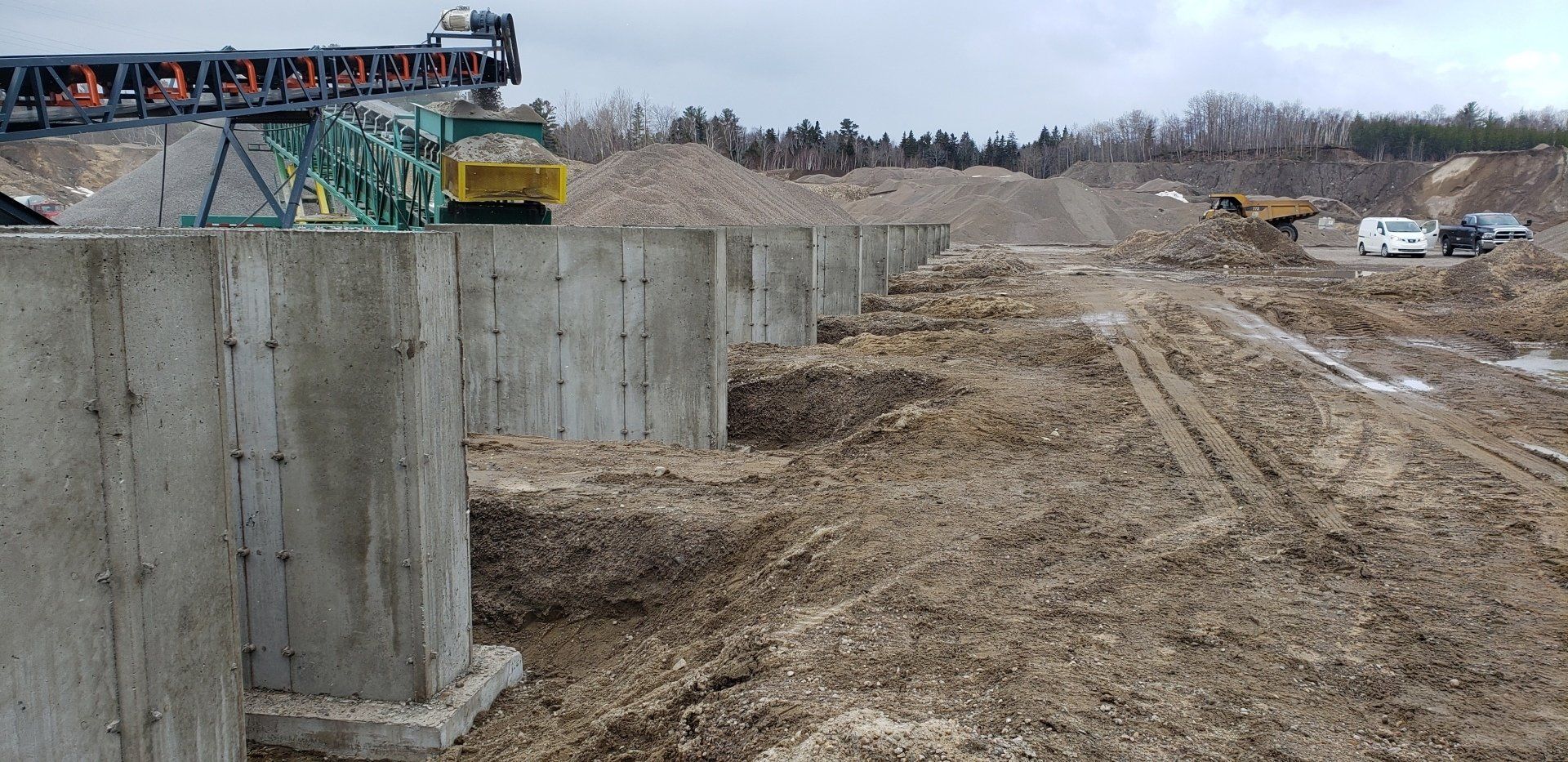 Un chantier de construction avec un tapis roulant en arrière-plan
