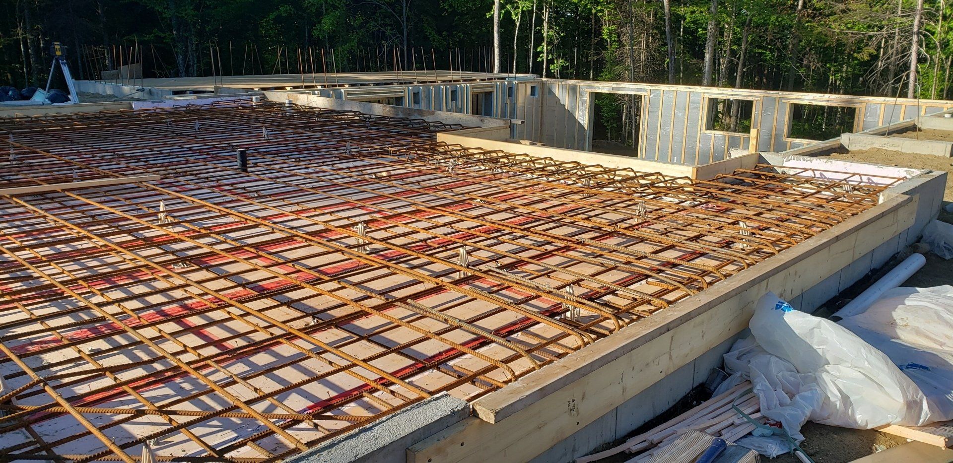 Un sol en béton est en cours de construction sur un chantier de construction.