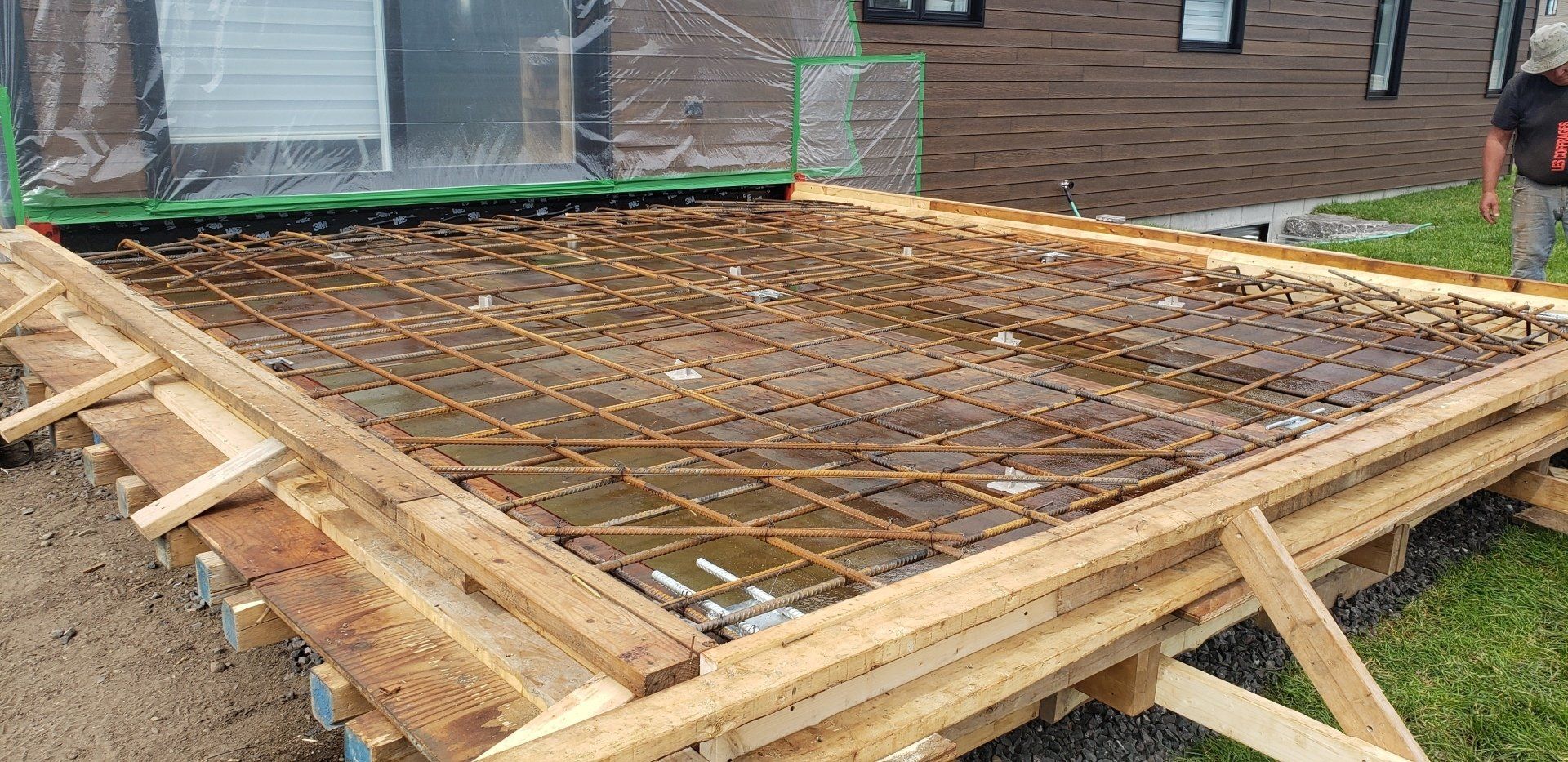 Un gros morceau de bois repose sur une dalle de béton.
