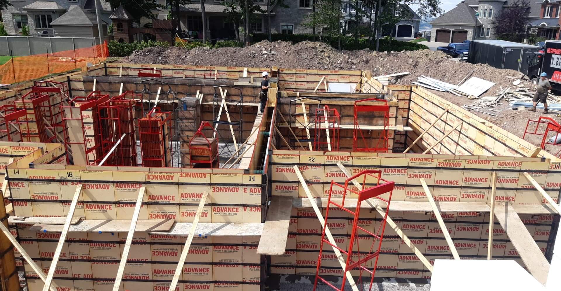 Un chantier de construction avec beaucoup de planches de bois et d'échafaudages.