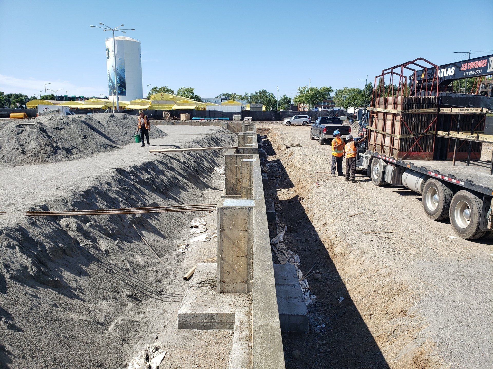 Un chantier de construction avec un camion chargé de briques