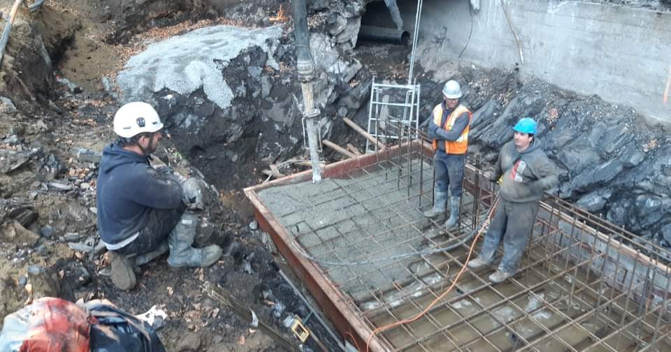 Un groupe d'ouvriers du bâtiment travaillent sur un chantier de construction.