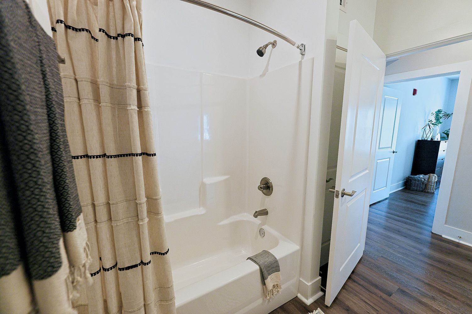 Pointe Grand Kingsland East Apartment Homes bathroom with bath/shower.