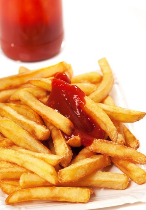 Un plato de papas fritas con ketchup