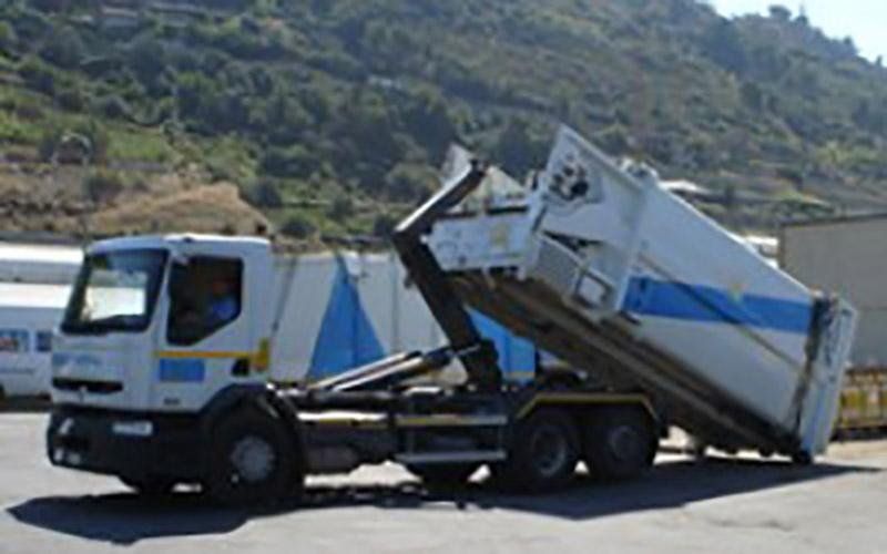 mezzo per recupero e smaltimento di rifiuti a Genova