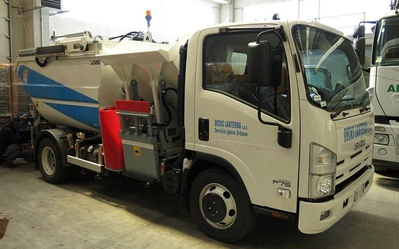 camion per recupero e smaltimento di rifiuti a Genova