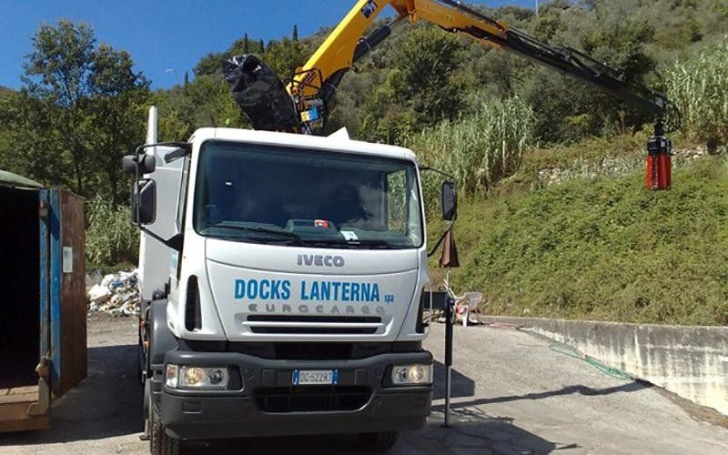 mezzi per il recupero e smaltimento di rifiuti a Genova