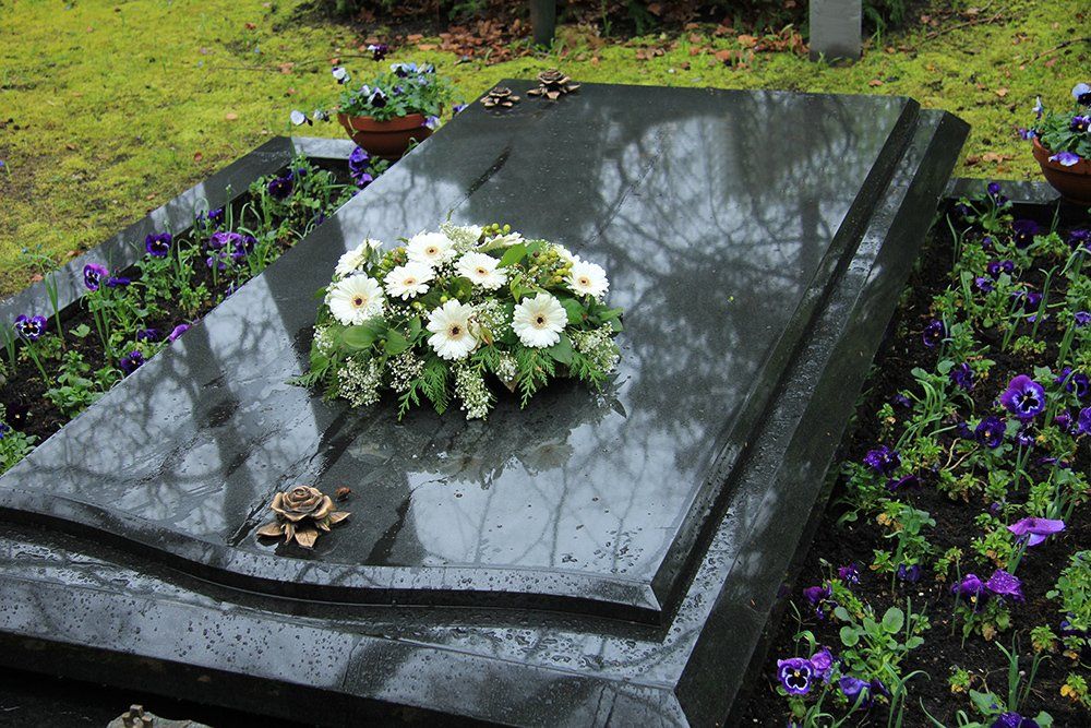 tumulazione e relative pratiche funerarie